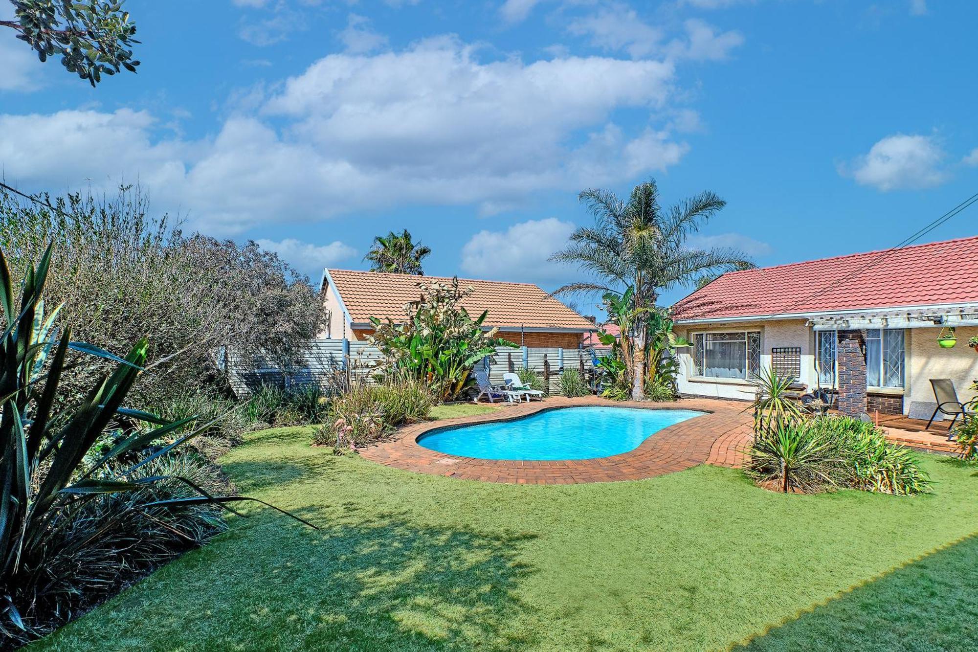 Large 1 Bedroom Cottage, 15 Min From Or Tambo Airport, With Backup Power And Water Germiston Extérieur photo