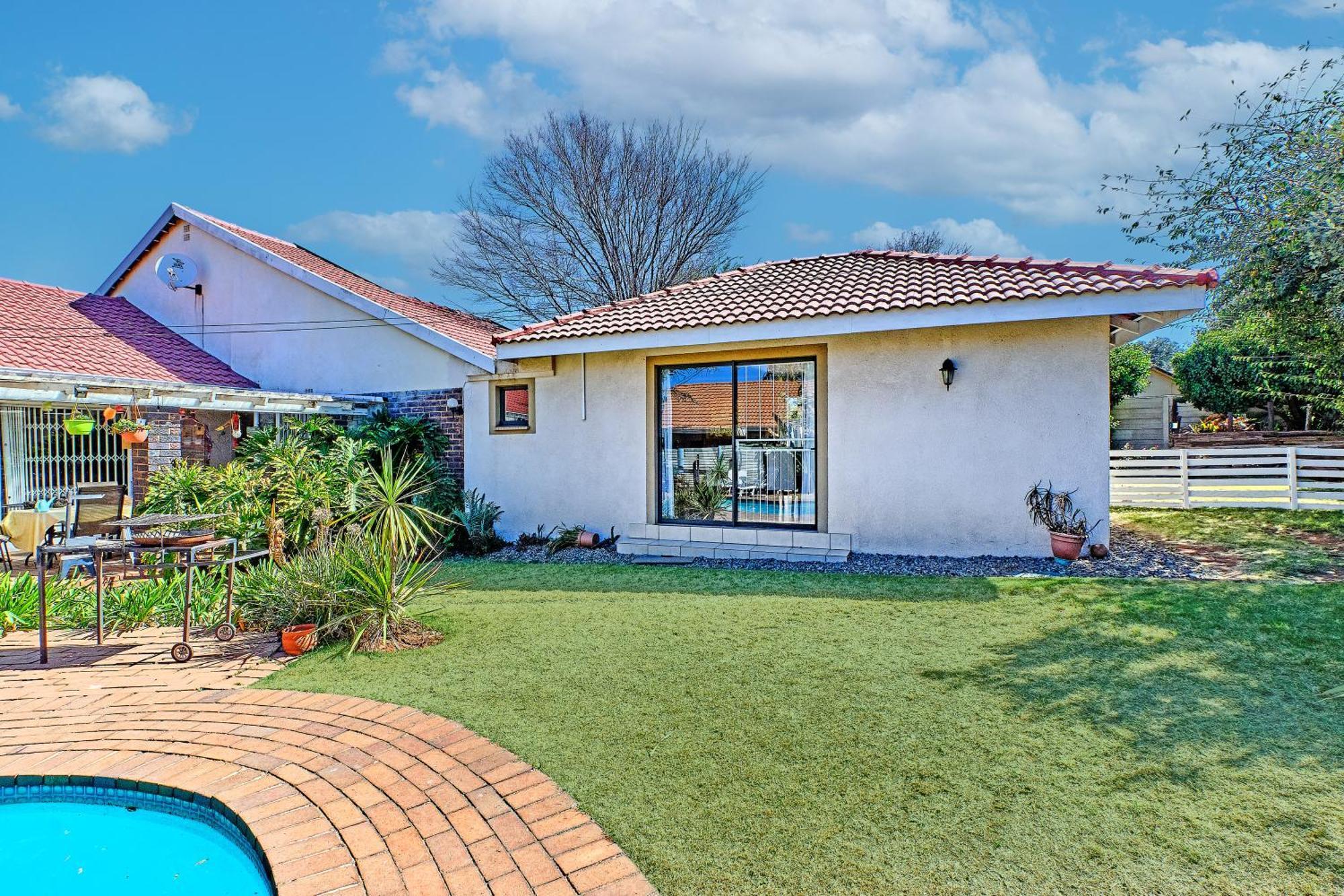 Large 1 Bedroom Cottage, 15 Min From Or Tambo Airport, With Backup Power And Water Germiston Extérieur photo